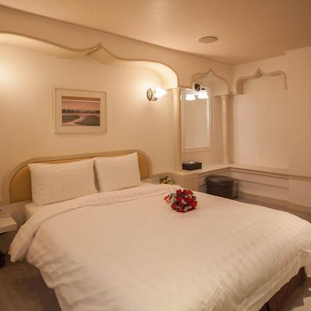Showart Hotel Taipei Bagian luar foto
